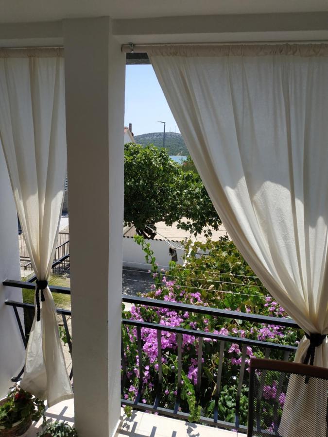 Apartman Sa Lodom 2+2 Appartamento Pirovac Esterno foto