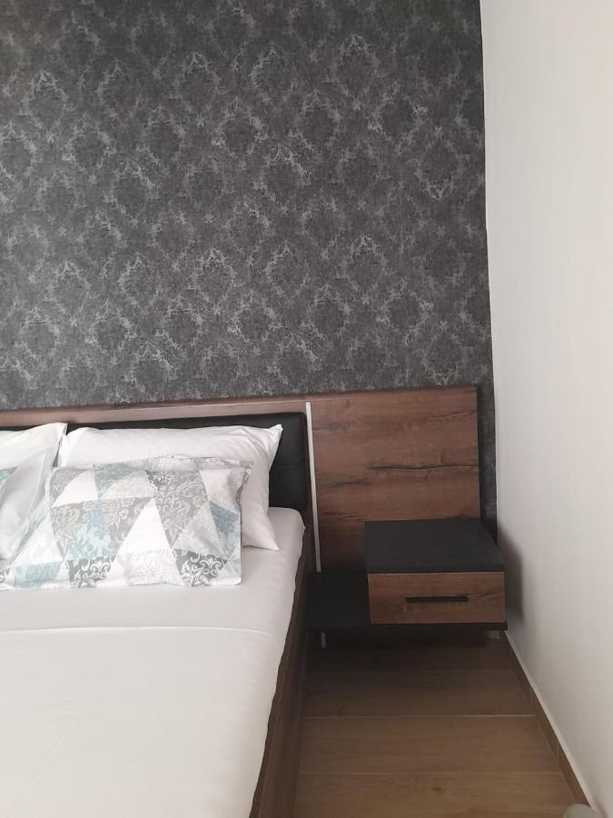 Apartman Sa Lodom 2+2 Appartamento Pirovac Esterno foto