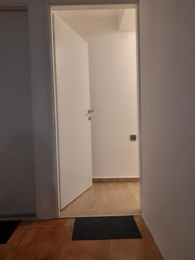 Apartman Sa Lodom 2+2 Appartamento Pirovac Esterno foto