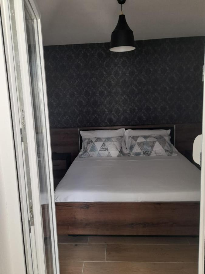 Apartman Sa Lodom 2+2 Appartamento Pirovac Esterno foto