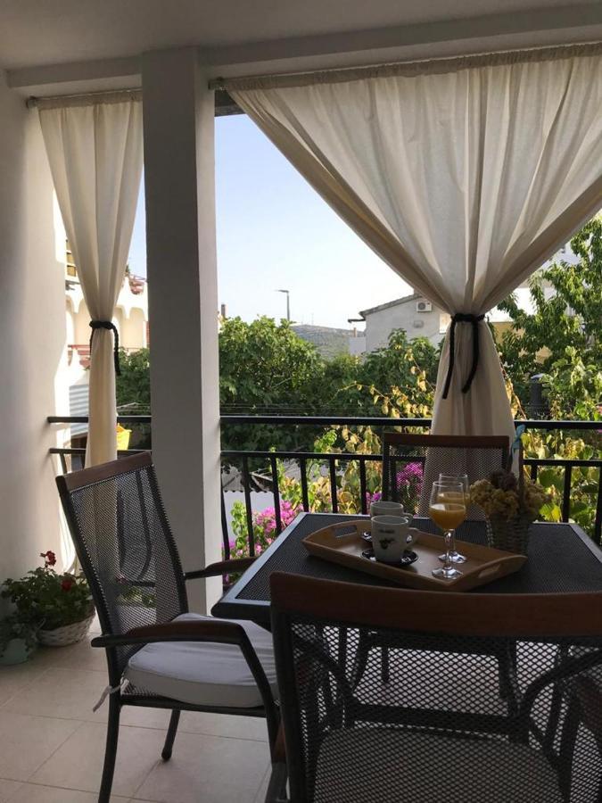 Apartman Sa Lodom 2+2 Appartamento Pirovac Esterno foto